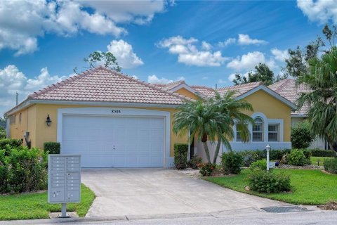 House in Englewood, Florida 3 bedrooms, 153.38 sq.m. № 1557076 - photo 1
