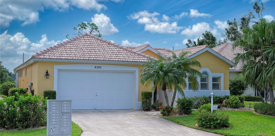 House in Englewood, Florida 3 bedrooms, 153.38 sq.m. № 1557076