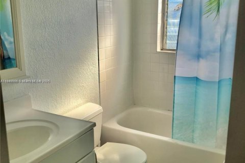 Condo in Hollywood, Florida, 1 bedroom  № 1936623 - photo 12