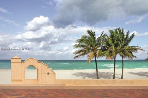 Condo in Hollywood, Florida, 1 bedroom  № 1936623 - photo 27