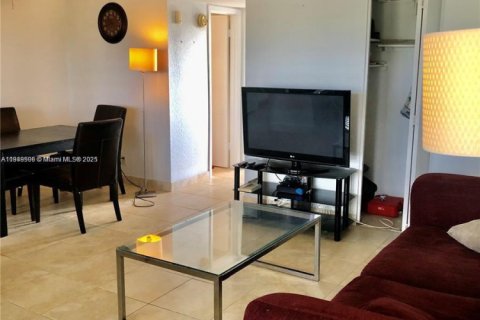 Condo in Hollywood, Florida, 1 bedroom  № 1936623 - photo 2