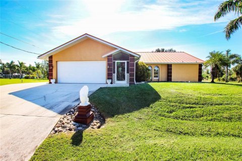 Casa en alquiler en Punta Gorda, Florida, 3 dormitorios, 161.56 m2 № 930846 - foto 1