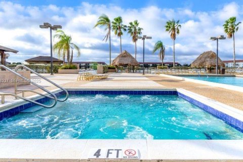 Condo in Pembroke Pines, Florida, 2 bedrooms  № 1986908 - photo 7