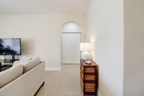 Casa en alquiler en Weston, Florida, 5 dormitorios, 270.35 m2 № 1882542 - foto 18