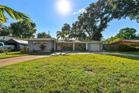 House in Saint Petersburg, Florida 3 bedrooms, 135.73 sq.m. № 1908205 - photo 2