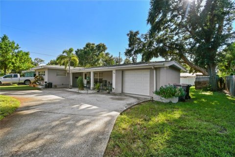 House in Saint Petersburg, Florida 3 bedrooms, 135.73 sq.m. № 1908205 - photo 3