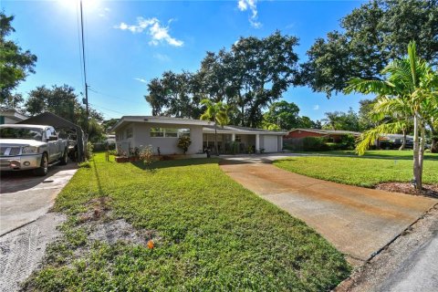 House in Saint Petersburg, Florida 3 bedrooms, 135.73 sq.m. № 1908205 - photo 1