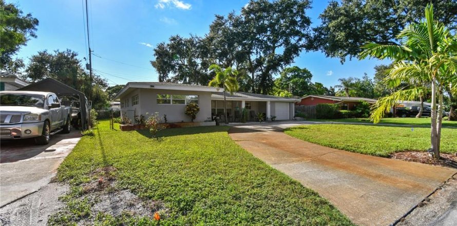 House in Saint Petersburg, Florida 3 bedrooms, 135.73 sq.m. № 1908205