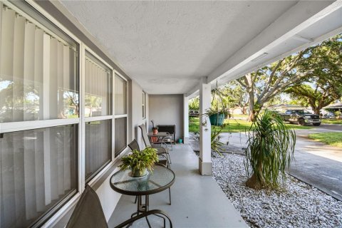 House in Saint Petersburg, Florida 3 bedrooms, 135.73 sq.m. № 1908205 - photo 8