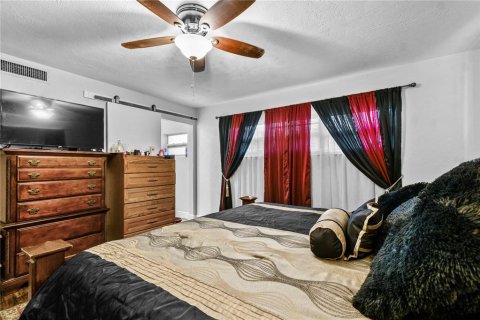 House in Saint Petersburg, Florida 3 bedrooms, 135.73 sq.m. № 1908205 - photo 15