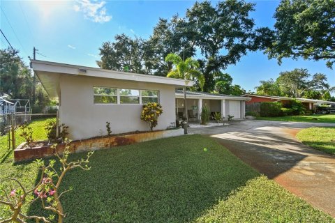 House in Saint Petersburg, Florida 3 bedrooms, 135.73 sq.m. № 1908205 - photo 5
