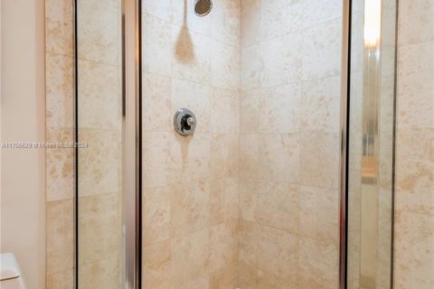 Condo in Miami Beach, Florida, 2 bedrooms  № 1694058 - photo 16