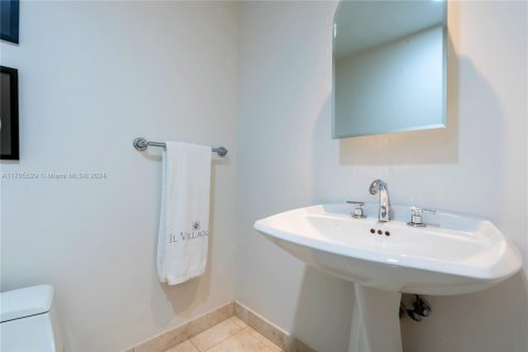 Condo in Miami Beach, Florida, 2 bedrooms  № 1694058 - photo 17