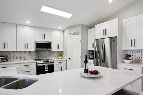 House in New Smyrna Beach, Florida 3 bedrooms, 170.38 sq.m. № 1835862 - photo 13