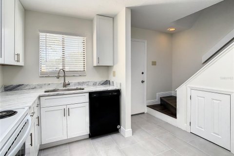 Townhouse in Tampa, Florida 2 bedrooms, 90.49 sq.m. № 1810595 - photo 8