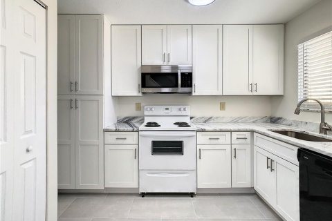 Townhouse in Tampa, Florida 2 bedrooms, 90.49 sq.m. № 1810595 - photo 9