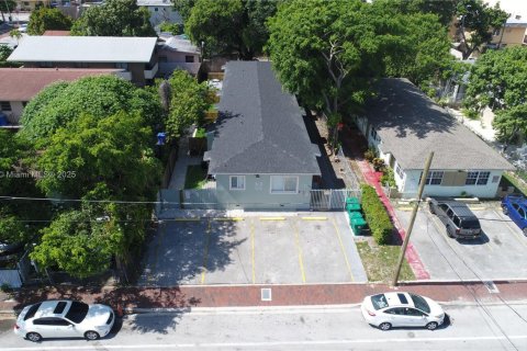 Propiedad comercial en venta en Miami, Florida, 239.97 m2 № 1792580 - foto 1
