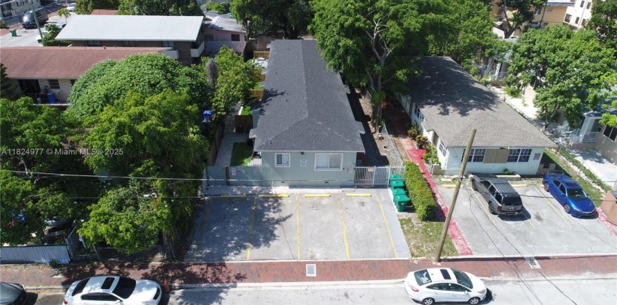 Propiedad comercial en Miami, Florida 239.97 m2 № 1792580