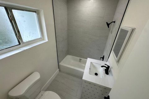 Propiedad comercial en venta en Miami, Florida, 239.97 m2 № 1792580 - foto 9