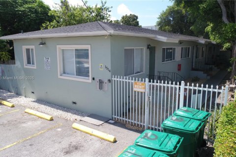 Propiedad comercial en venta en Miami, Florida, 239.97 m2 № 1792580 - foto 3