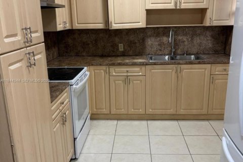 House in Miami, Florida 2 bedrooms, 88.07 sq.m. № 2001570 - photo 6