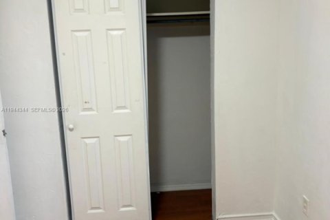 House in Miami, Florida 2 bedrooms, 88.07 sq.m. № 2001570 - photo 12