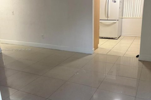 House in Miami, Florida 2 bedrooms, 88.07 sq.m. № 2001570 - photo 4