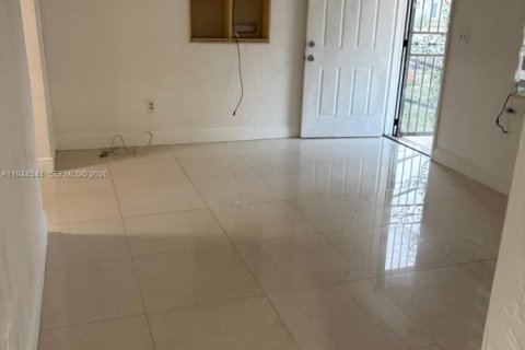 House in Miami, Florida 2 bedrooms, 88.07 sq.m. № 2001570 - photo 13