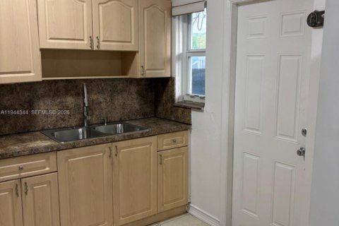 House in Miami, Florida 2 bedrooms, 88.07 sq.m. № 2001570 - photo 2