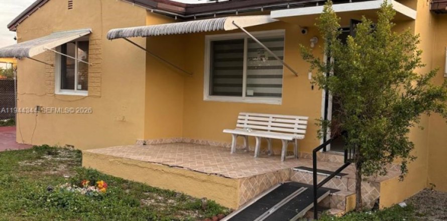 House in Miami, Florida 2 bedrooms, 88.07 sq.m. № 2001570