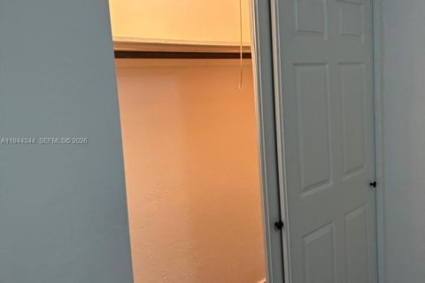 House in Miami, Florida 2 bedrooms, 88.07 sq.m. № 2001570 - photo 11