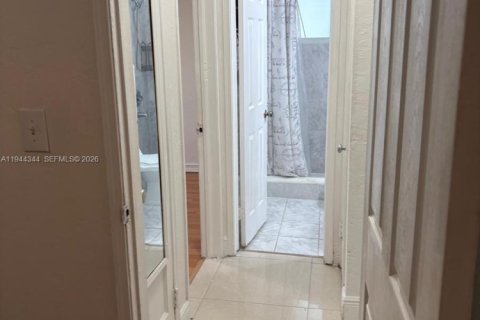 House in Miami, Florida 2 bedrooms, 88.07 sq.m. № 2001570 - photo 10