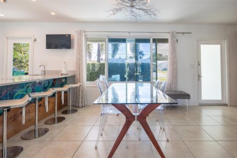 House in Dania Beach, Florida 2 bedrooms, 135.45 sq.m. № 1780010 - photo 7