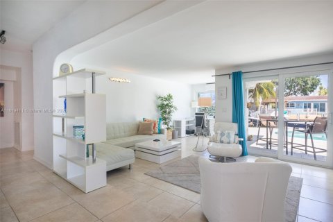 House in Dania Beach, Florida 2 bedrooms, 135.45 sq.m. № 1780010 - photo 15