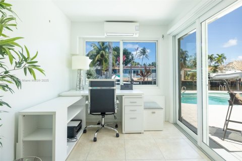 House in Dania Beach, Florida 2 bedrooms, 135.45 sq.m. № 1780010 - photo 17