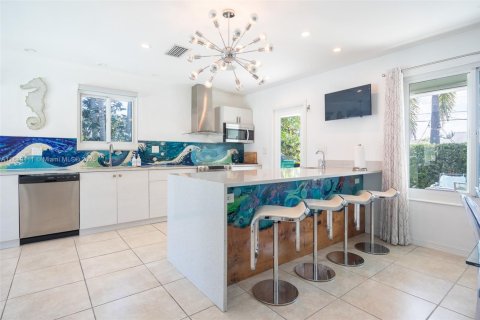 House in Dania Beach, Florida 2 bedrooms, 135.45 sq.m. № 1780010 - photo 9