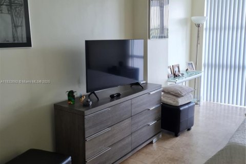 Купить кондоминиум в Халландейл-Бич, Флорида 1 спальня, 85.01м2, № 1814271 - фото 10