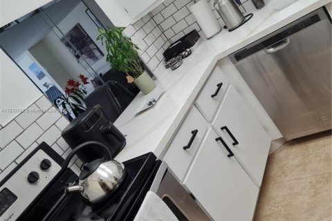Купить кондоминиум в Халландейл-Бич, Флорида 1 спальня, 85.01м2, № 1814271 - фото 7