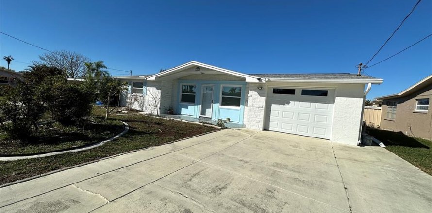 House in Hudson, Florida 2 bedrooms, 127.93 sq.m. № 1735113