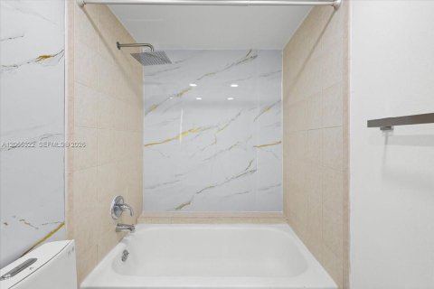 Copropriété à louer à Doral, Floride: 2 chambres, 96.25 m2 № 2171776 - photo 12