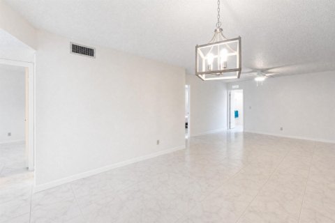 Condo in Delray Beach, Florida, 2 bedrooms № 2391775 - photo 9