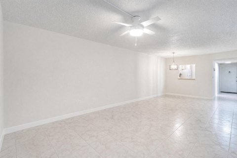 Condo in Delray Beach, Florida, 2 bedrooms № 2391775 - photo 11