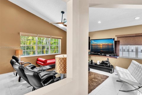House in Weston, Florida 4 bedrooms, 215.16 sq.m. № 1749837 - photo 23