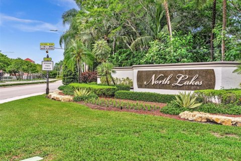 House in Weston, Florida 4 bedrooms, 215.16 sq.m. № 1749837 - photo 1