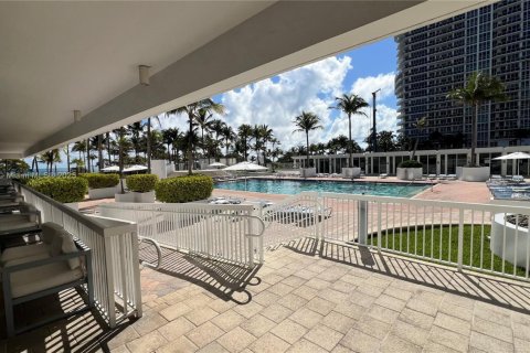 Copropriété à louer à Bal Harbour, Floride: 2 chambres, 98.1 m2 № 1729916 - photo 16