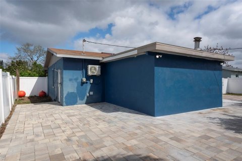 House in Largo, Florida 2 bedrooms, 117.43 sq.m. № 1562003 - photo 16