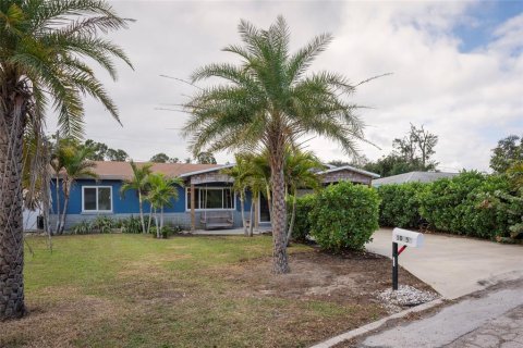 House in Largo, Florida 2 bedrooms, 117.43 sq.m. № 1562003 - photo 1