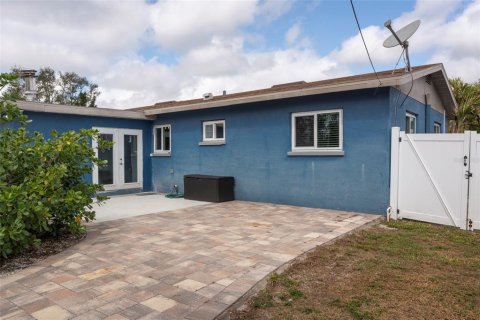 House in Largo, Florida 2 bedrooms, 117.43 sq.m. № 1562003 - photo 14