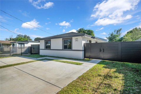 Immobilier commercial à vendre à Miami, Floride: 185.62 m2 № 1997064 - photo 2