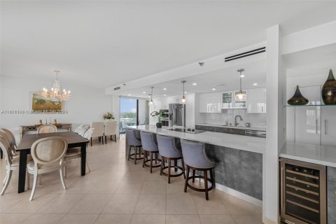 Condominio en alquiler en Aventura, Florida, 2 dormitorios, 176.61 m2 № 1937998 - foto 9